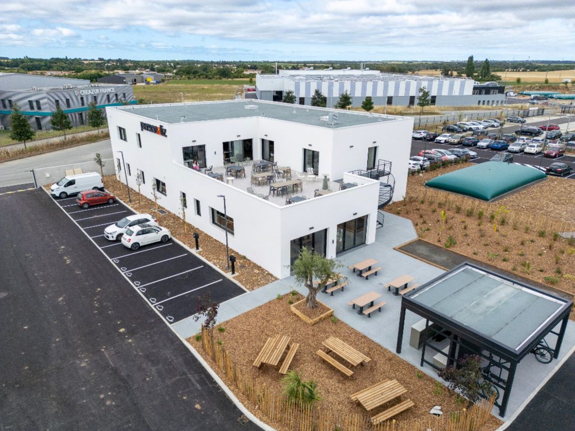 Vue aérienne du bâtiment Ancrage Coworking à Sainte-Soulle, près de La Rochelle